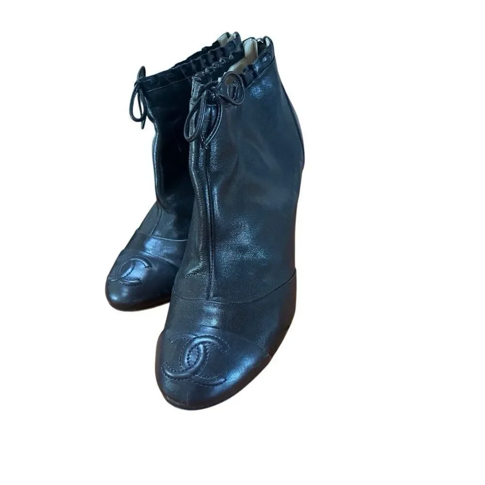 Chanel Interlocked CC Cap Toe Black Leather Ruffle Bow Ankle Boot Heels 38.5